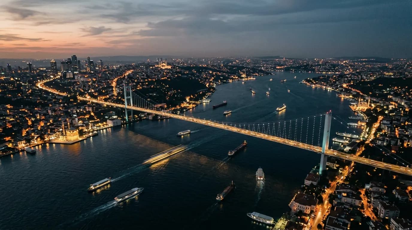 Boğaz’ın havadan gece görünümü, ışıklarla aydınlanmış köprü ve İstanbul silüeti
